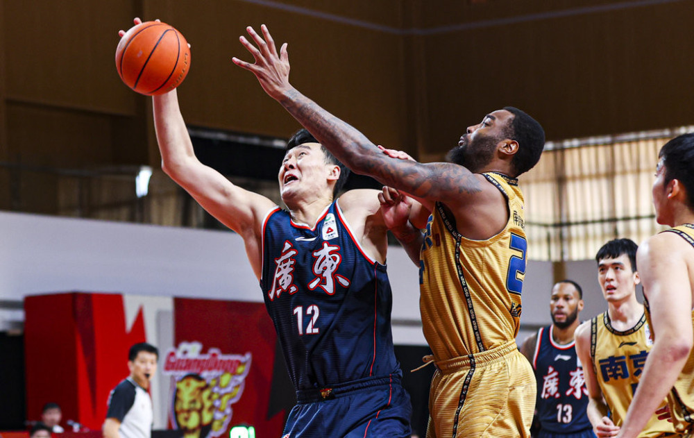 包含荷甲窗口期再迎强敌，尤文图斯迎来里程碑，主帅态度：媒体盛赞，轮换策略成焦点的词条